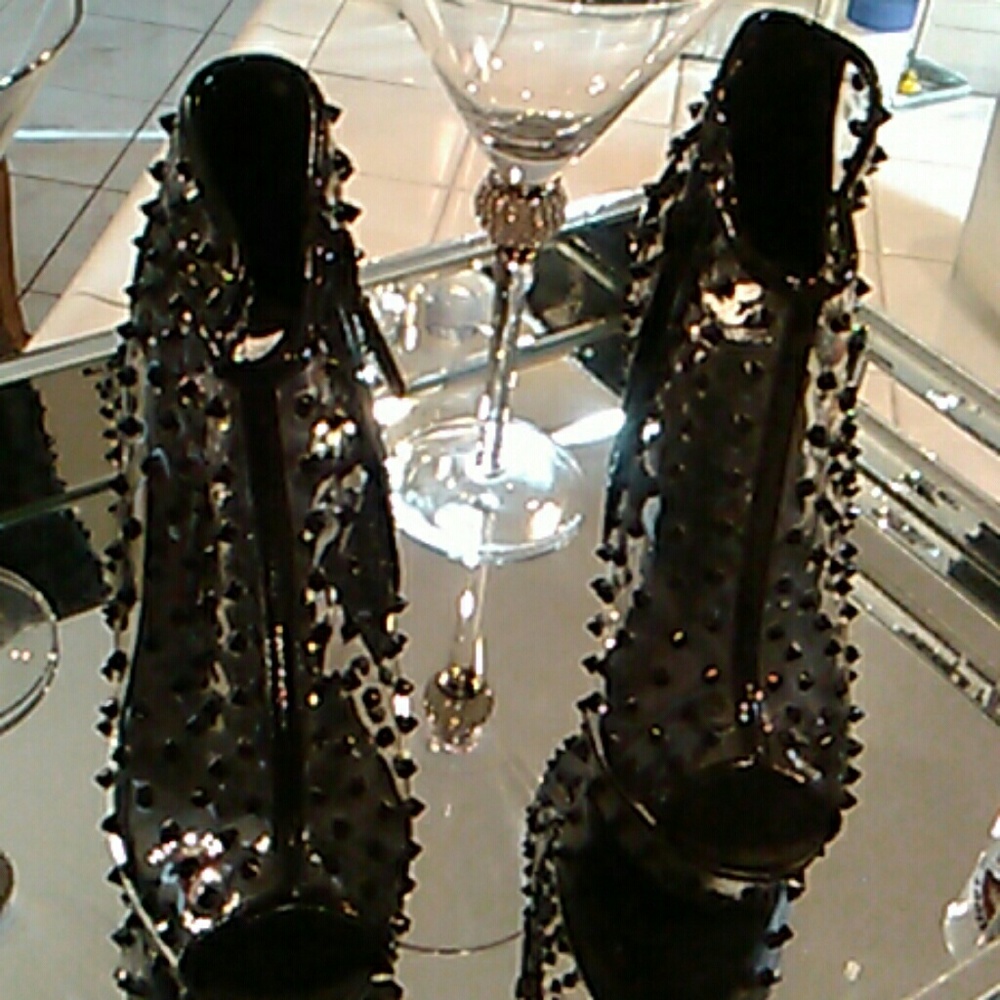 Shoes - Picture 2 of 7